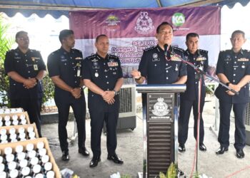 YAHAYA Othman (tiga dari kanan) dalam sidang akhbar di Ibu Pejabat Polis Kontinjen (IPK) Pahang di Kuantan, Pahang. - FOTO/SHAIKH AHMAD RAZIF