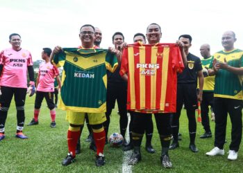 AMIRUDIN Shari dan Muhammad Sanusi Md. Nor bertukar jersi pasukan masing-masing sebelum perla987975wanan bermula dekat Pusat Latihan Selangor FC di Shah Alam, Selangor hari ini. - UTUSAN / AFIQ RAZALI