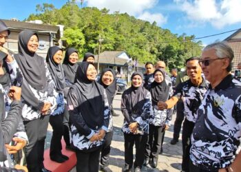 AL-SULTAN Abdullah Ri’ayatuddin Al-Mustafa Billah Shah (kanan) beramah mesra dengan peserta Ekspedisi Everest Base Camp di Fraser’s Hall, Jalan Genting, Bukit Fraser di Raub, Pahang. - FOTO/NORFARHIZA MOHD. ATAR