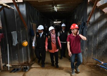 KASEMANI Embong (tengah) memantau tahap kebersihan di kawasan pembinaan pada Operasi Cakna Undang-Undang Kesihatan Awam di Kuala Berang, Hulu Terengganu  hari ini. - UTUSAN/PUQTRA HAIRRY ROSLI