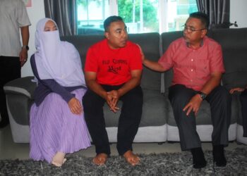 ADLY Zahari berbual dengan Mohd. Fikry Amri Abdul Halim dan Sabrina Hakiem Zaini sewaktu menziarahi keluarga itu di Taman Kelemak Utama, Alor Gajah, Melaka. - UTUSAN/AMRAN MULUP