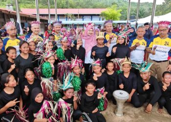 FADHLINA Sidek (tengah) bersama murid Orang Asli sempena Majlis Peluncuran Kampung Angkat Madani  KPM Tahun 2024 di SMK RPS Betau di Lipis, Pahang.