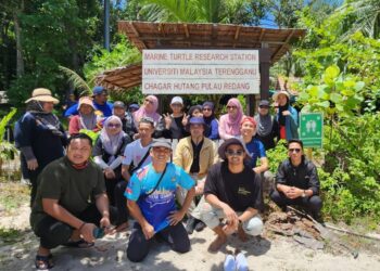 SEBAHAGIAN daripadapeserta Program Penyelidikan Marin KPT bergambar ketika mengunjungi Unit Penyelidikan Penyu, UMT di Pantai Chagar Hutang, Pulau Redang, semalam. - UTUSAN/TENGKU DANISH BAHRI TENGKU YUSOFF