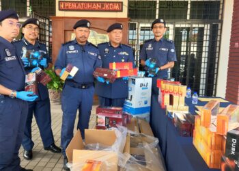 MOHD ASRI Seman (tengah) bersama pegawai JKDM negeri menunjukkan rokok seludup yang dirampas di Taman Perindustrian Tanjung Minyak Perdana di Melaka selepas sidang akhbar di Pejabat JKDM Bentong di Bentong, Pahang.