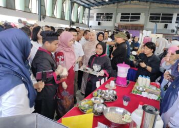 FADHLINA Sidek (tiga dari kiri) melihat demonstrasi membuat air soya dan cincau oleh pelajar pada Hari TVET Sekolah Peringkat Kebangsaan di Dewan SMK Seri Perdana, Kluang.