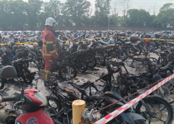 SEBANYAK 26 buah motosikal yang diletakkan di parkir sebuah kilang di Pasir Gudang musnah dalam kebakaran.