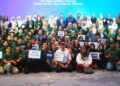 PENGERUSI Jawatankuasa Pendidikan, Pengajian Tinggi dan Hal Ehwal Agama Melaka, Datuk Rahmad Mariman bergambar kenangan bersama pelajar yang menyertai Petronas BeDigital Bootcamp pada majlis penutup di sebuah hotel di Melaka. – UTUSAN/AMRAN MULUP