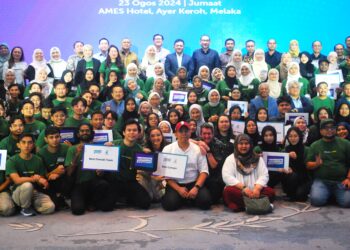 PENGERUSI Jawatankuasa Pendidikan, Pengajian Tinggi dan Hal Ehwal Agama Melaka, Datuk Rahmad Mariman bergambar kenangan bersama pelajar yang menyertai Petronas BeDigital Bootcamp pada majlis penutup di sebuah hotel di Melaka. – UTUSAN/AMRAN MULUP