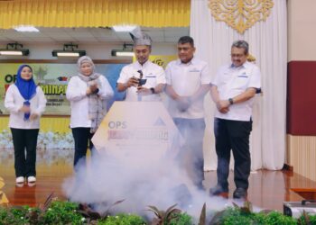 HISHAM Rusli (tengah) meletakkan keris sebagai gimik perasmian Op Jebat dan Op Minang di Menara Hasil, Ayer Keroh, Melaka. - UTUSAN/MUHAMMAD SHAHIZAM TAZALI