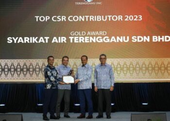 AHMAD Samsuri Mokhtar (dua, kanan) menyampaikan Anugerah Emas kategori Top CSR Contributor 2023 kepada Ketua Pegawai Eksekutif, Syarikat Air Terengganu Sdn. Bhd. (Satu), Abdul Karim Endut pada majlis 'Terengganu Inc Group Corporate Directors Programme' 2024 di  Kuala Terengganu, malam tadi.