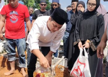 SYED HUSSIEN Syed  Abdullah menyiramkan air mawar ke atas pusara ayahnya, Allahyarham Syed Abdullah Syed Abdul Hamid yang dikebumikan di Tanah Perkuburan Islam Kampung Melayu, Kluang.