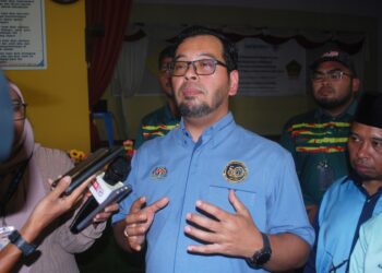 ZULKIFLI Hasan mengadakan sidang akhbar selepas merasmikan Pembukaan Perkhemahan Perdana Pasukan Beruniform Briged Bakti Malaysia Melaka di SMK Padang Temu, Melaka. - UTUSAN/AMRAN MULUP