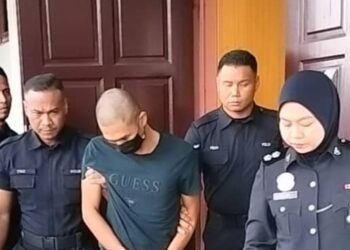 ABANG Bas dibawa keluar dari Mahkamah Sesyen Batu Pahat hari ini.