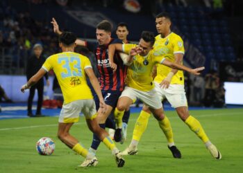 PEMAIN tengah JDT,  Enzo Lombardo  diasak dua  pertahanan Penang FC pada perlawanan Liga Super di Stadium Sultan Ibrahim, Iskandar Puteri, semalam.