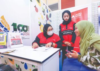 Salah seorang pengunjung ditemuduga  bagi peluang pekerjaan dalam Program Agro Job Fair sempena Pameran Pertanian, Hortikultur dan Agro Pelancongan Malaysia (MAHA) 2024 yang berlangsung di Taman Ekspo Pertanian Malaysia (MAEPS) Serdang. - UTUSAN/IQBAL ROSLI