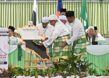 ABDUL Hadi Awang (tengah) merasmikan Muktamar Tahunan Pas Kali Ke-70 di Kompleks Al-Makmur di Temerloh, Pahang. - FOTO/SHAIKH AHMAD RAZIF