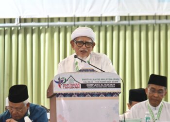 ABDUL Hadi Awang ketika berucap menyampaikan ucapan dasar pada Muktamar Tahunan Pas Kali Ke-70 bertemakan Islam Adalah Penyelesaian di Kompleks Al-Makmur di Temerloh, Pahang. - FOTO/SHAIKH AHMAD RAZIF