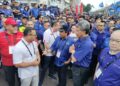 BEBERAPA pemimpin BN dan PH dilihat berada bersama-sama para penyokong yang akan mengiringi calon ke pusat penamaan calon di Dewan Tunku Ibrahim Ismail, Kluang.