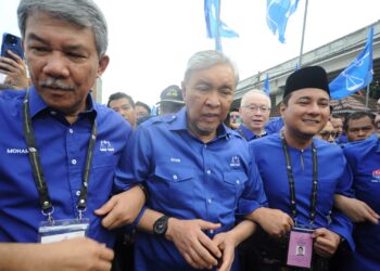 AHMAD ZAHID Hamidi, Mohamad Hassan dan Onn Hafiz Ghazi mengiringi calon BN, Syed Hussien Syed Abdullah berarak ke pusat penamaan calon PRK DUN Mahkota di Dewan Tunku Ibrahim Ismail, Kluang.