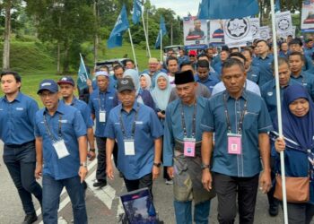 MUHYIDDIN Yassin mengiringi calon PN, Mohamad Haizan Jaafar ke Dewan Tunku Ibrahim Ismail, Kluang.