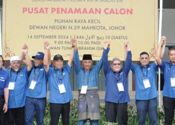 MUHYIDDIN Yassin bersama-sama Mohamad Haizan Jaafar (tengah) di Dewan Tunku Ibrahim Ismail, Kluang.