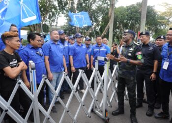 M. KUMAR berjumpa dengan penyokong parti yang bertanding di pusat penamaan calon  PRK DUN Mahkota di Dewan Tunku Ibrahim Ismail, Kluang.