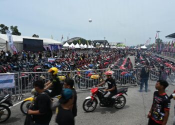 SEBAHAGIAN daripada peserta yang hadir pada Program Himpunan RX-Z Members 6.0 di Kuala Nerus, semalam. - UTUSAN/PUQTRA HAIRRY ROSLI