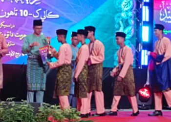 MOHD. FARED Mohd. Khalid    menyampaikan hadiah pada pemenang naayid sempena Majlis Penutupan Majlis Ihtifal IImi Sekolah Menengah Agama Malaysia Peringkat Kebangsaan Ke-10 di Dewan Besar, Pusat Islam Iskandar,  Johor Bahru.