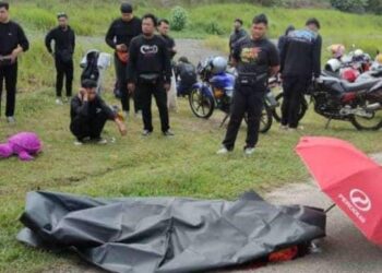 KEADAAN mayat Mohamad Firdaus Abdul Rashid yang maut selepas terlibat dalam kemalangan di Kilometer 270.1, LPT2 dekat Perasing, di Kemaman, hari ini. - MEDIA SOSIAL