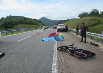 KEADAAN mayat Ahmad Amir Muhamad yang maut selepas motosikal ditungganginya terlibat dalam kemalangan di Kilometer  379.5, LPT2 dekat Ajill, Hulu Terengganu, hari ini. - MEDIA SOSIAL