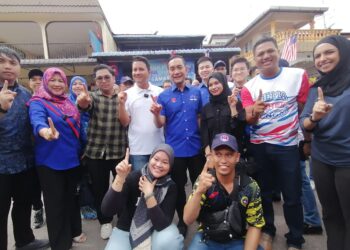 ONN HAFIZ Ghazi (empat dari kanan) dan calon Barisan Nasional (BN), Syed Hussien Syed Abdullah bergambar dengan sebahagian daripada penuntut IPT semasa melakukan 'walkabout' di Taman Berlian, Kluang.