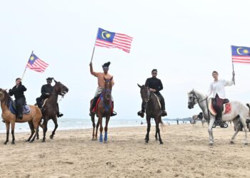 KELAB Kuda Kempadang berbusana lengkap tradisional Melayu sempena menyambut Hari Malaysia di Pantai Kempadang di Kuantan, Pahang. - FOTO/SHAIKH AHMAD RAZIF