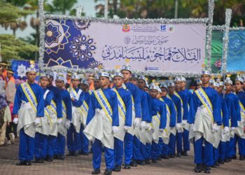 SEBAHAGIAN daripada peserta yang menyertai perarakan sempena Sambutan Maulidur Rasul peringkat Negeri Terengganu, di Kuala Nerus, hari ini. - UTUSAN/PUQTRA HAIRRY ROSLI