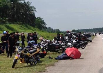 KEADAAN mayat salah seorang peserta Program Himpunan RX-Z Members 6.0 yang maut selepas terlibat dalam kemalangan di Kilometer 270.1, LPT2, dekat Perasing, Kemaman, semalam. - MEDIA SOSIAL