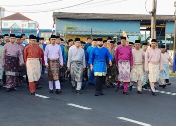 TUNKU Mahkota Ismail mengetuai perarakan Sambutan Maulidur Rasul Peringkat Negeri Johor menuju Masjid Bandar Kota Tinggi.