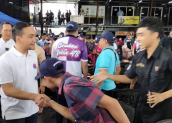 ONN HAFIZ Ghazi (kiri) bertemu dengan golongan muda dalam program Sembang Santai Anak Muda Bersama MB di bandar Kluang.