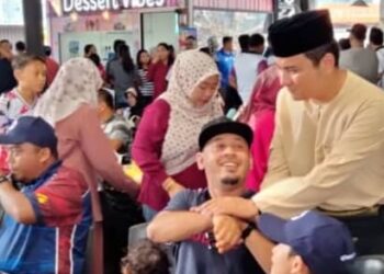 SYED HUSSIEN Syed  Abdullah (kiri) menemui orang ramai  dalam program Sembang Santai Anak Muda Bersama MB di Kluang.