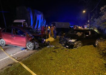 KEADAAN kereta Perodua Bezza dan Honda Civic selepas terlibat dalam di Kilometer 45 di  Jalan Kuala Terengganu - Kota Bharu, dekat Kampung Sungai Tong, Setiu, hari ini. - UTUSAN/WAN ZURATIKAH IFFAH WAN ZULKIFLI