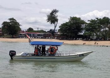 MARITIM Malaysia menahan sebuah bot bersama empat individu kerana melanggar syarat sah lesen di perairan Pantai Pengkalan Balak, Alor Gajah, Melaka.