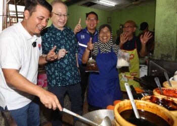 WEE KA SIONG (dua dari kanan) ketika membantu calon Barisan Nasional (BN) Syed Hussien Syed Abdullah (kanan) berkempen di bandar Kluang.