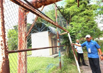 MOHAMAD HAIZAN Jaafar menunjukkan sebahagian kerosakan yang berlaku pada gelanggang futsal di Taman Sri Kluang sehingga menyebabkannya terbiar kira-kira lima tahun lalu.