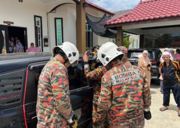 ANGGOTA BBP Mersing melakukan operasi menyelamat seorang kanak-kanak berusia dua tahun yang terkunci dalam kereta dalam kejadian di Kampung Tanjung Genting, Jalan Engku Hashim, Mersing.