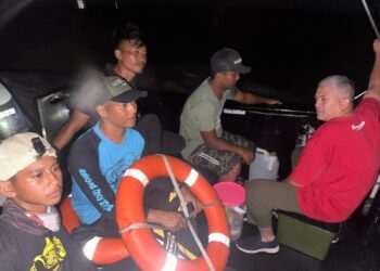 LIMA pemancing berjaya diselamatkan oleh Maritim Malaysia Zon Batu Pahat selepas kelong memancing di Seri Menanti, Muar musnah dan dihanyutkan ombak.