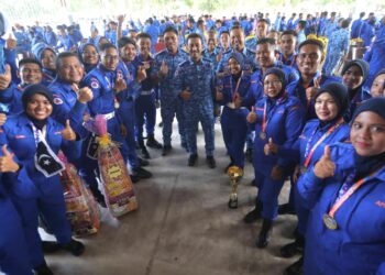 AMINURRAHIM Mohamed (tengah) bergambar bersama anggota APM pada 
Majlis Perasmian Penutupan Himpunan Pertahanan Awam (HiPA) Zon Timur di Kuala Terengganu, hari ini. - UTUSAN/TENGKU DANISH BAHRI TENGKU YUSOFF