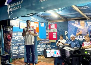 MOHAMED AZMIN Ali (kanan) menghadiri ceramah kelompok di PDM Taman Ilham, Kluang.