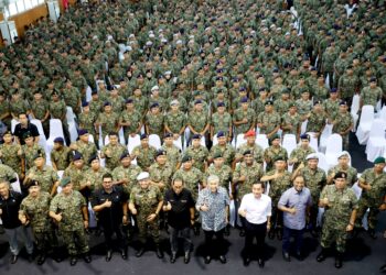 AHMAD ZAHID Hamidi (tengah) bersama-sama Mohamed Khaled Nordin dan Onn Hafiz Ghazi bergambar dengan pegawai dan anggota tentera di Kem Mahkota, Kluang.