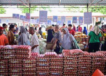 SEBAHAGIAN daripada pengguna membeli barangan keperluan pada Jualan Rahmah Madani Mega Negeri Terengganu 2024 di Kuala Terengganu, hari ini. - UTUSAN/PUQTRA HAIRRY ROSLI