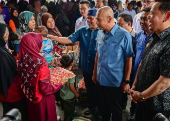 ARMIZAN Mohd. Ali (dua, kanan) beramah mesra bersama pengguna yang membeli-belah pada Program Jualan Rahmah Madani Mega Negeri Terengganu 2024 di Kuala Terengganu, hari ini. - UTUSAN/PUQTRA HAIRRY ROSLI