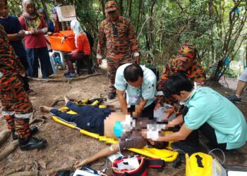 ANGGOTA pasukan perubatan memberi rawatan ke atas seorang lelaki setelah secara tiba-tiba sesak nafas dan tidak sedarkan diri ketika mendaki Bukit Besar, Kuala Terengganu,  hari ini. - UTUSAN/TENGKU DANISH BAHRI TENGKU YUSOFF