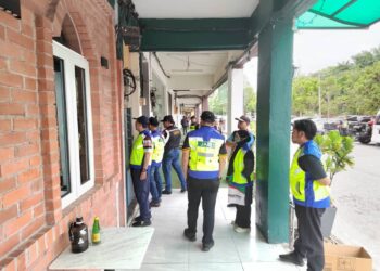 ANGGOTA penguat kuasa JAIM menyerbu premis GISBH di Krubong, Melaka.